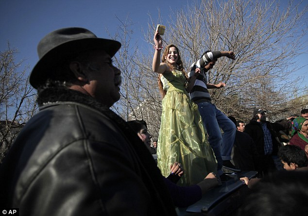 Một cặp đôi đã tìm được nhau tại hội chợ. Một cặp đôi đã tìm được nhau tại hội chợ