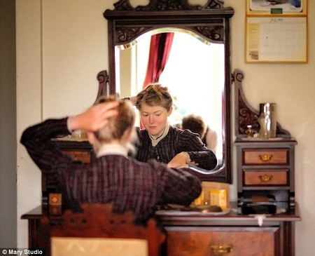 Một bàn trang điểm với thiết kế cổ. Cô Chrisman đang dùng kẹp vấn tóc theo lối xưa