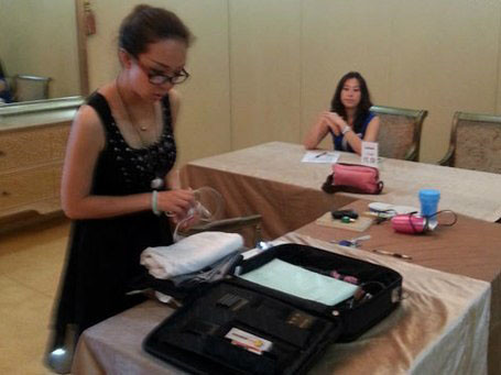 Một thí sinh trong bài kiểm tra xếp đồ cho các ông chồng tương lai. Ảnh: ST