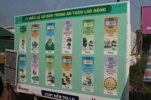 Cổng ra vào nhà máy có 