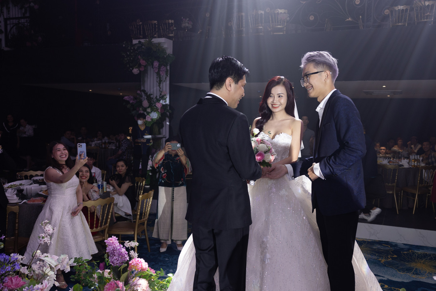 Con riêng của Xuân Thanh đưa mẹ lên sân khấu, đến với Tuấn Anh. Ảnh: NVCC.