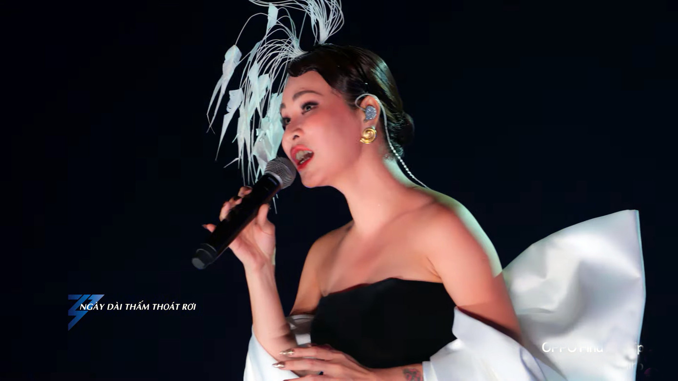 Cùng đứng yên hát nhưng điểm số Uyên Linh cách xa Nguyên Hà. Ảnh: CMH