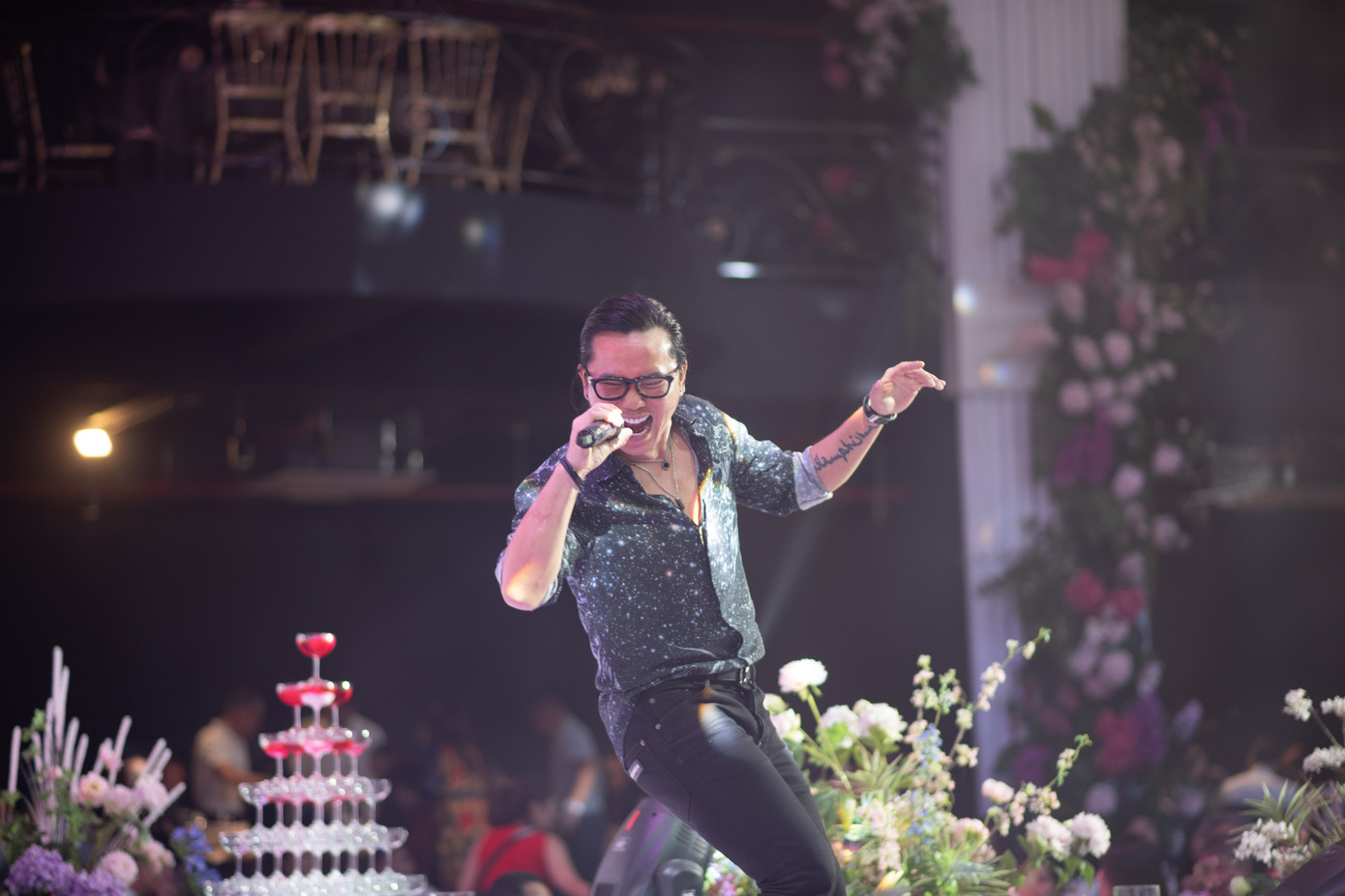 Mars Anh Tú hát Nắm lấy tay anh trong đám cưới của Tuấn Anh.