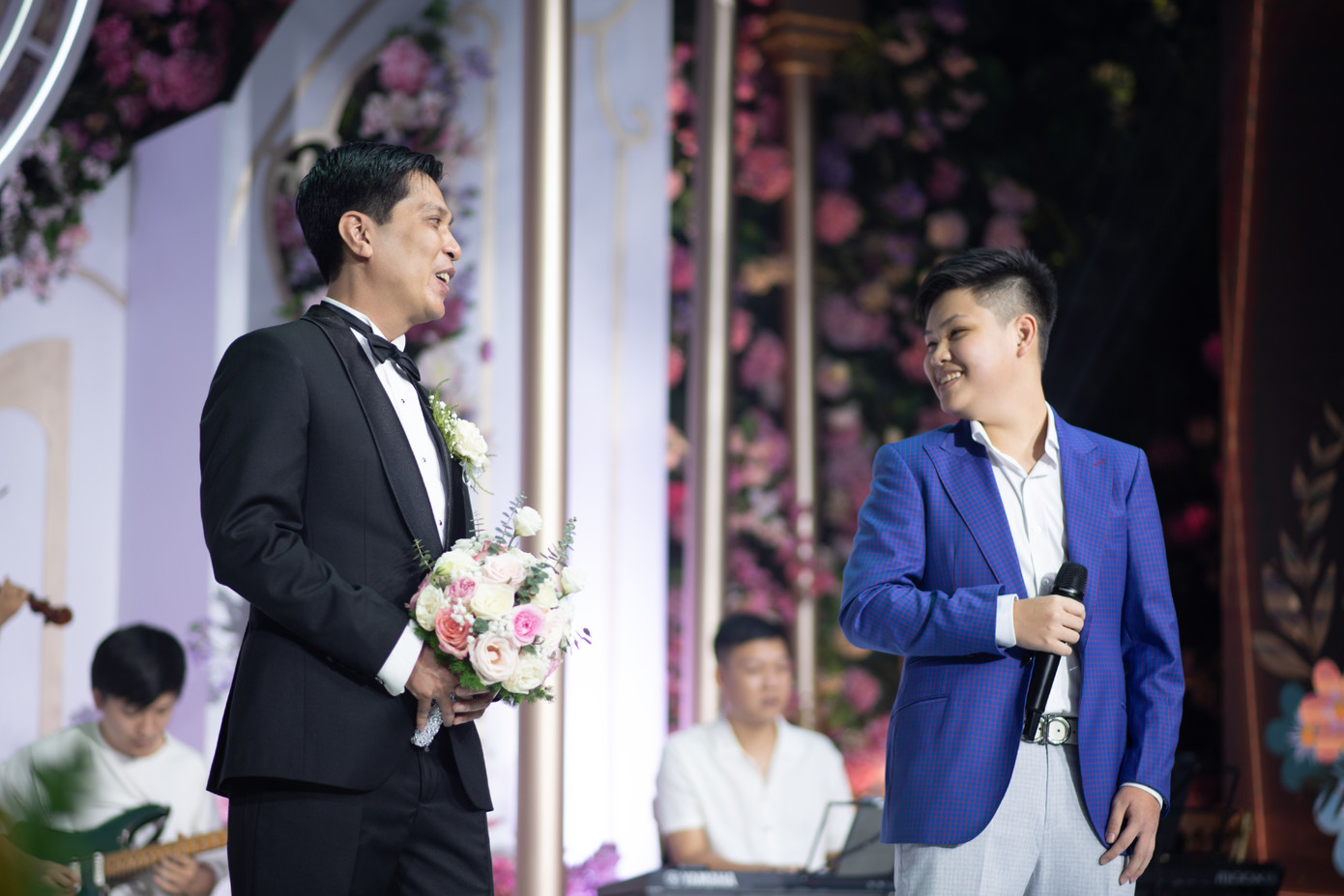 Lần đầu tiên con riêng của Tuấn Anh lên sân khấu biểu diễn lại chính là đám cưới của bố.