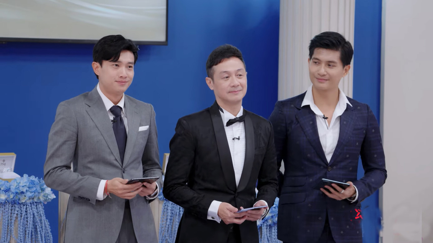 Trong khi chương trình gốc chỉ cần một nam MC thì phiên bản Việt mời hẳn 3.