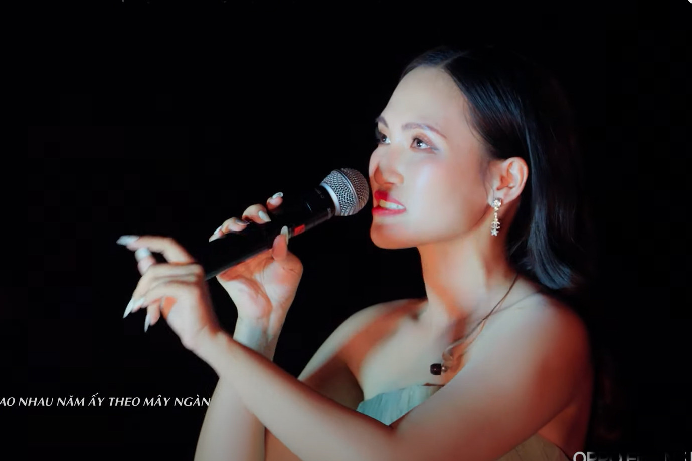 Cùng đứng yên hát nhưng điểm số Uyên Linh cách xa Nguyên Hà. Ảnh: CMH