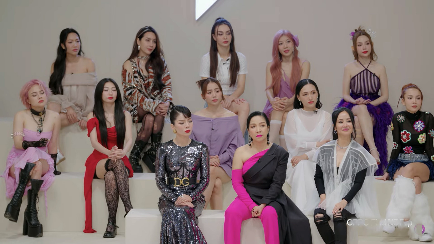 Các chị đẹp căng thẳng trước màn chọn đội trưởng. Ảnh: CMH.