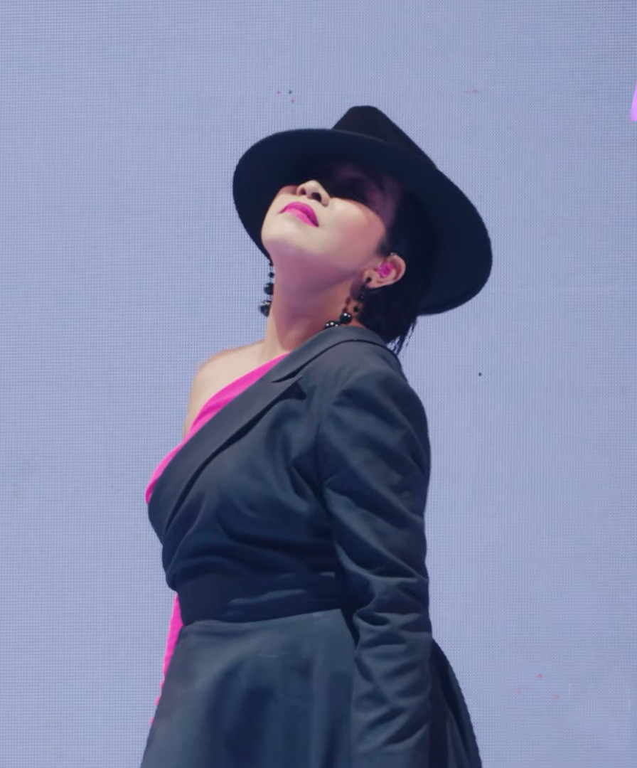 Mỹ Linh chọn trang phục hồng đen để thể hiện cùng lúc hai tính cách trẻ trung và già dặn