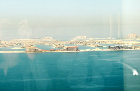 Đứng từ những tầng cao du khách có thể quan sát thấy khu đảo nhân tạo Palm Islands hình cây cọ và những chiếc du thuyền sang trọng chạy trên vịnh Arab trong xanh. Đứng từ những tầng cao du khách có thể quan sát thấy khu đảo nhân tạo Palm Islands hình cây cọ và những chiếc du thuyền sang trọng chạy trên vịnh Arab trong xanh