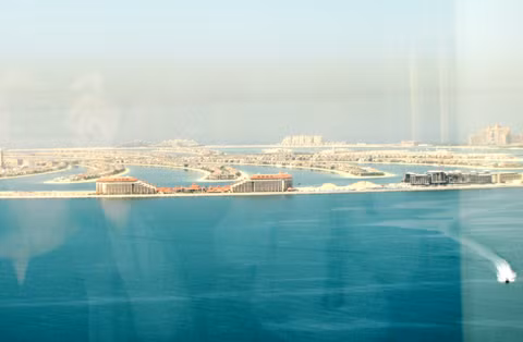 Đứng từ những tầng cao du khách có thể quan sát thấy khu đảo nhân tạo Palm Islands hình cây cọ và những chiếc du thuyền sang trọng chạy trên vịnh Arab trong xanh