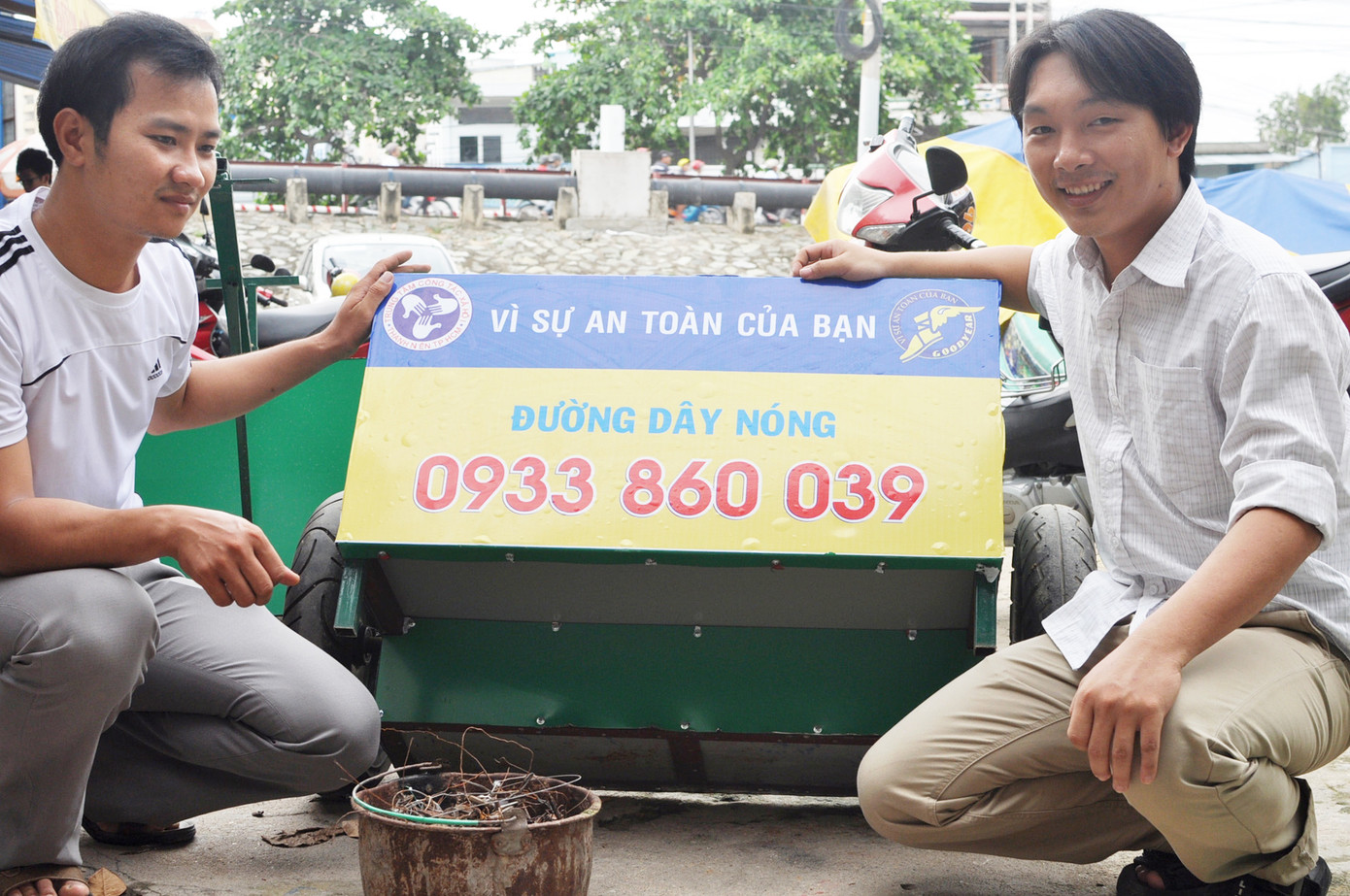 Hai bạn trẻ trong đội hút đinh Ảnh: Quang Minh