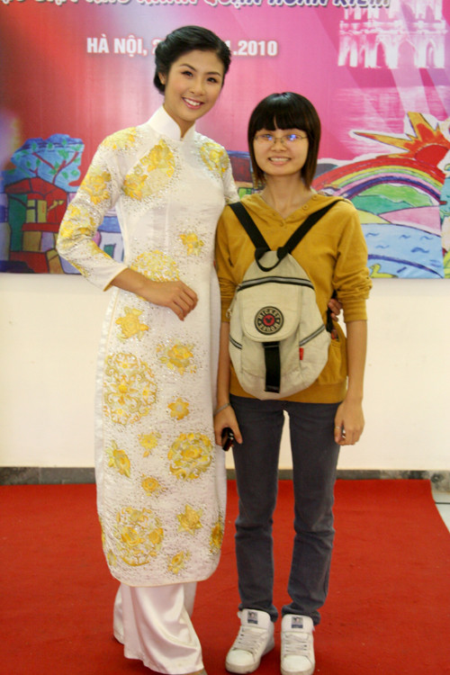 Ngọc Hân cùng chụp hình với các du khách tại triển lãm 