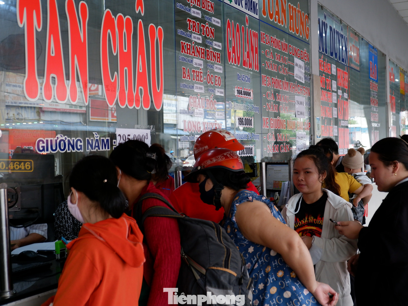 Đại diện bến xe Miền Tây cho biết do đặc thù đa số tuyến vận tải hành khách ở bến xe hoạt động với chặng ngắn về các tỉnh, thành Tây Nam bộ. Do đó, hành khách thường đến bến xe mua vé, lên xe về quê vào các ngày cận Tết, cao điểm từ ngày 27-29 tháng Chạp.