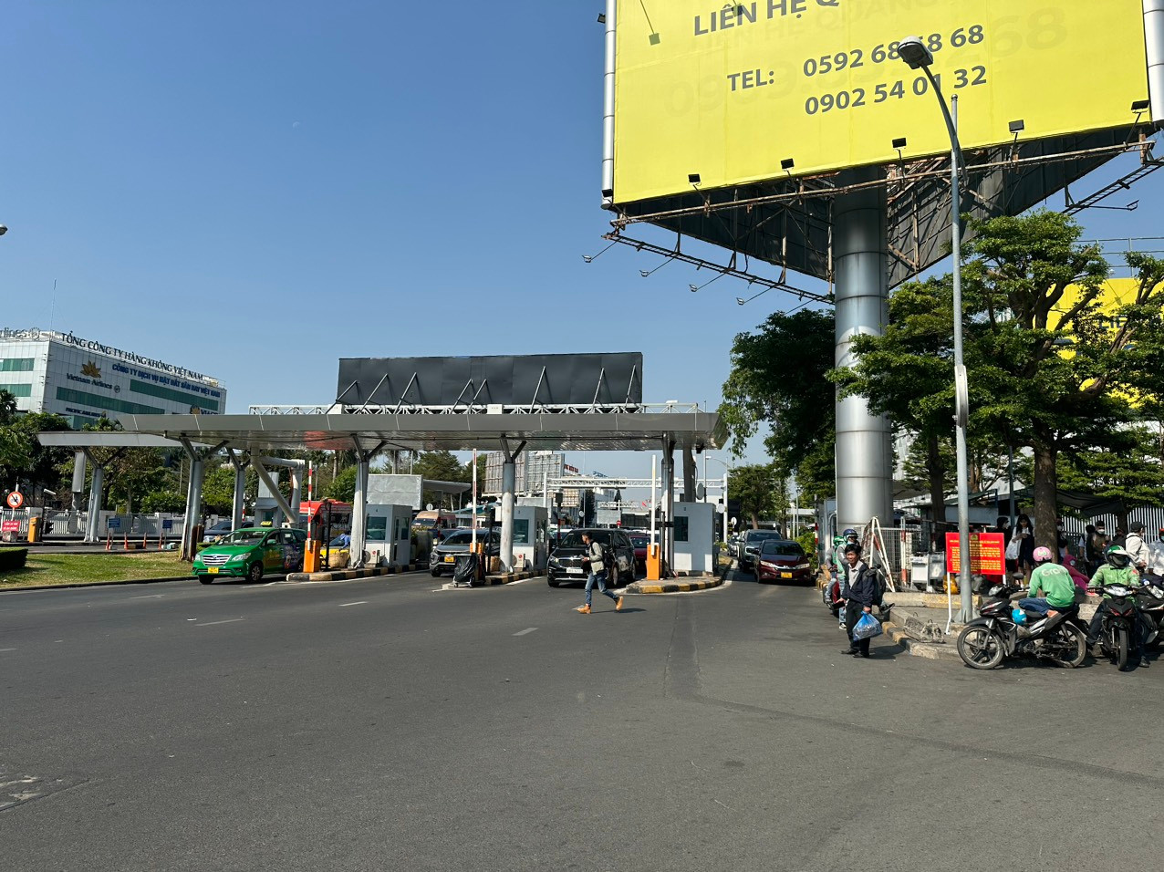 Khu vực cổng Cảng HKQT Tân Sơn Nhất ra đường Trường Sơn khá thông thoáng.