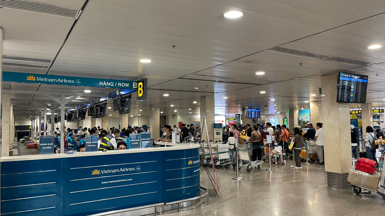 Sau giờ cao điểm sáng, một số khu vực bên trong và bên ngoài sân bay bắt đầu thông thoáng.