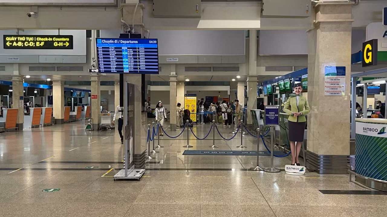 Cảnh thông thoáng tại một số quầy thủ tục của các hãng bay ở ga quốc nội vào sáng 30 Tết.