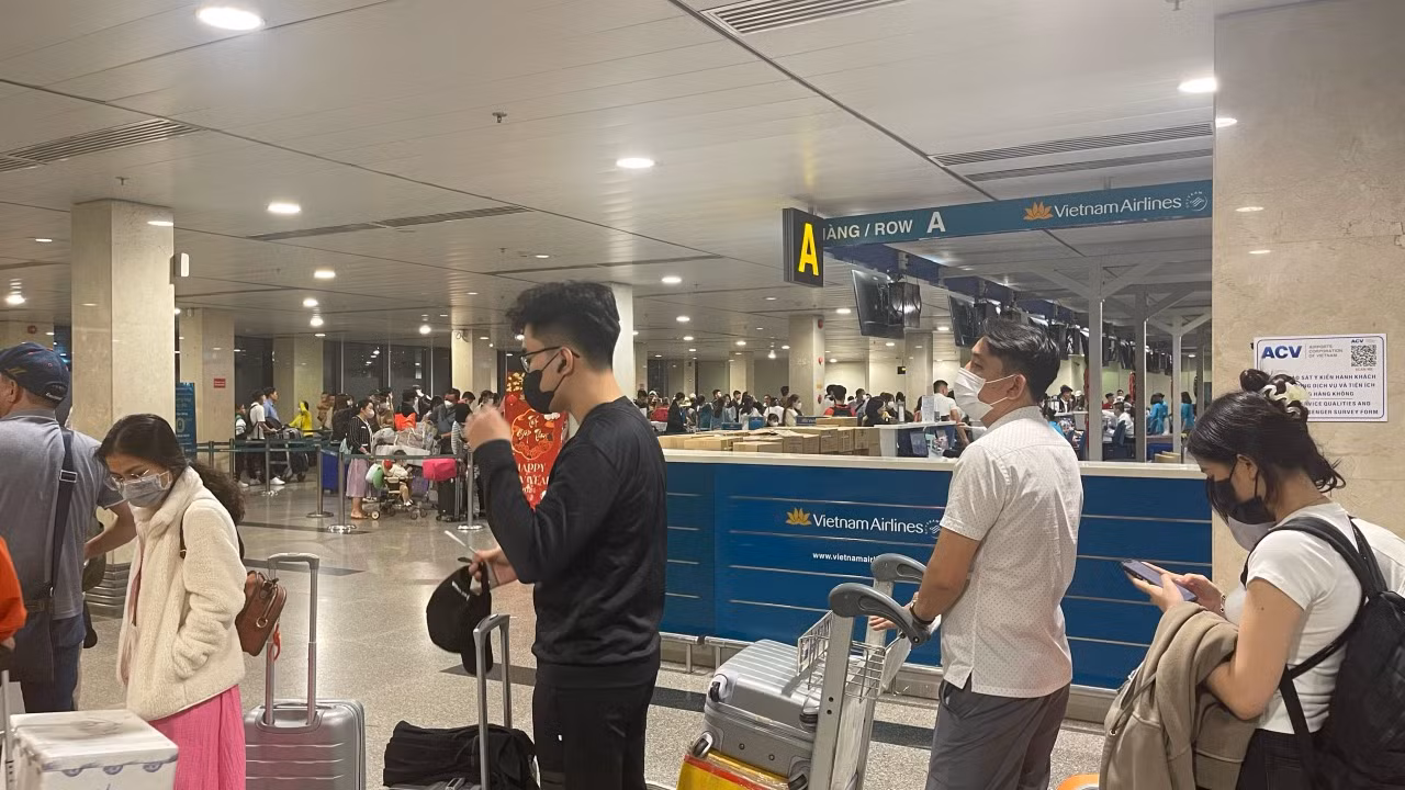 Trong giờ cao điểm sáng 30 Tết, nhiều khu vực tại ga quốc nội thông thoáng bất ngờ.