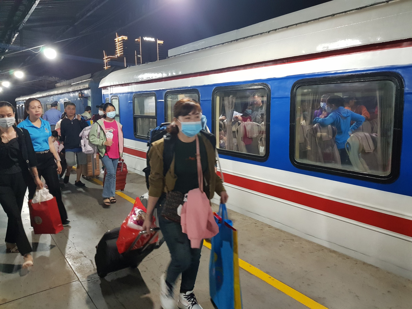 Dịp sau Tết, từ ngày 10/2 đến 13/2 và từ ngày 18/2/2024 trở về sau (nhằm ngày mùng 1 đến mùng 4 và ngày mùng 9 tháng Giêng trở về sau) còn vé đi tất cả các ga. Từ ngày 14/2 đến 17/2 (nhằm ngày mùng 5 đến ngày mùng 8 tháng Giêng) còn ít vé ghế ngồi mềm, ghế phụ và các vé đi chặng ngắn.