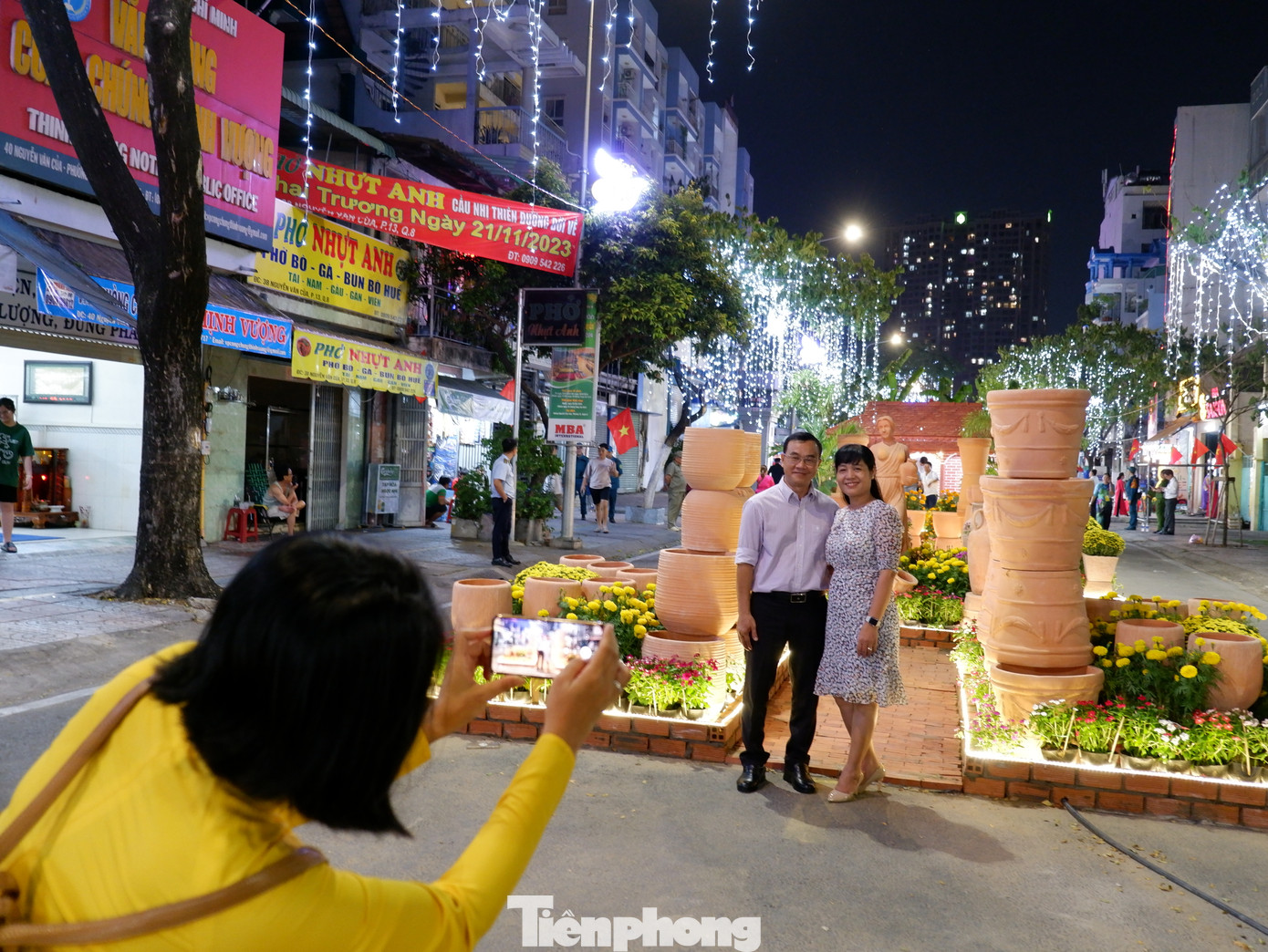 Người dân thích thú chụp ảnh lưu niệm với con đường nghệ thuật gốm đỏ.