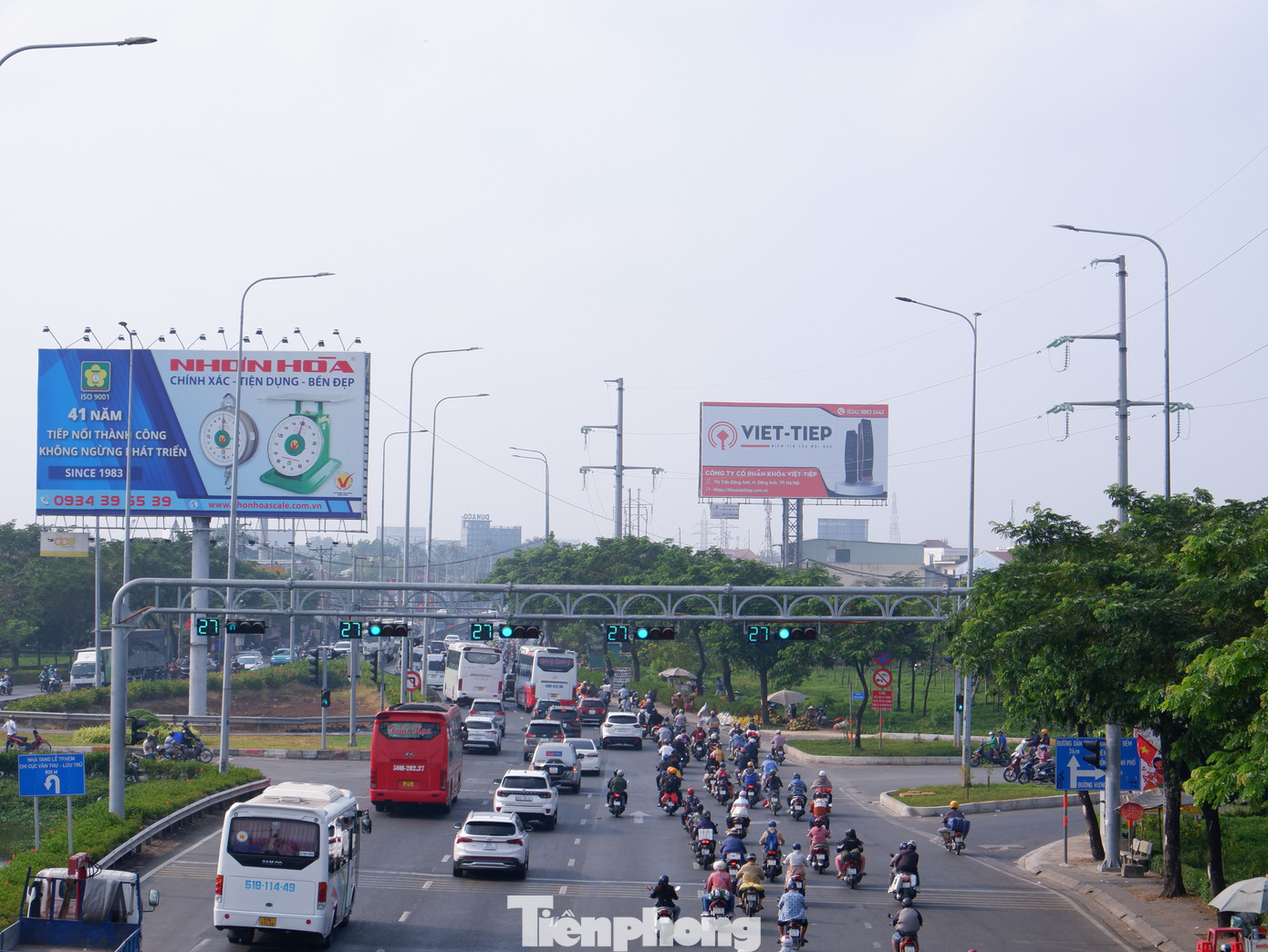 Dù đông đúc, nhưng tuyến quốc lộ 1 (hướng từ TPHCM về các tỉnh, thành miền Tây) không xảy ra tình trạng ùn ứ.