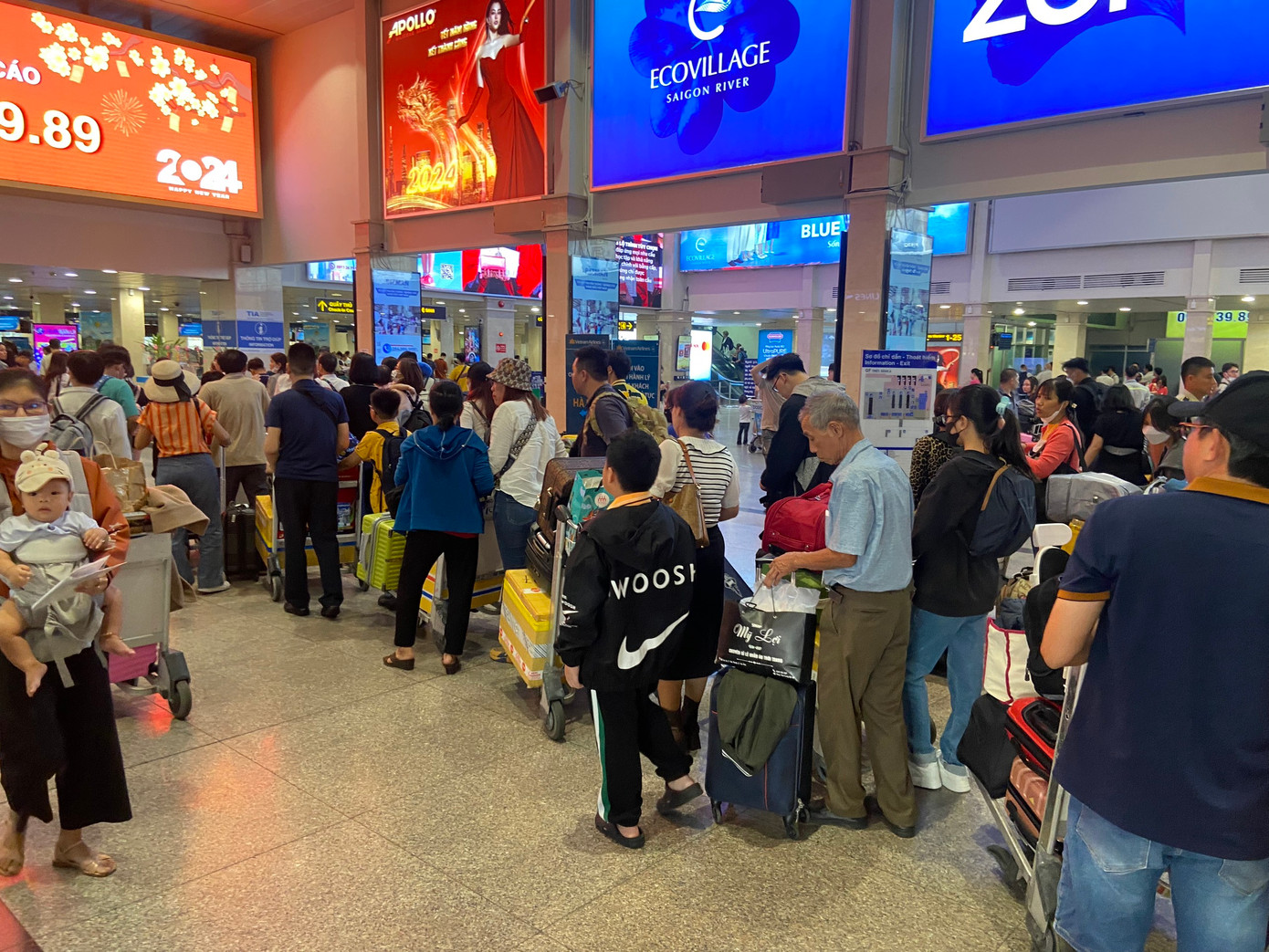 Ông Trịnh Văn Nam (ngụ quận 8, TPHCM) chia sẻ: "Năm nay gia đình tôi về quê ở Huế để đón Tết. Lo sợ cảnh đông đúc phải đợi chờ lâu nên chúng tôi thu xếp để tranh thủ đến sớm hơn 2 giờ để chuẩn bị làm thủ tục và ký gửi hành lý". Ảnh: Khu vực sảnh A - ga quốc nội vào lúc 15h40 chiều 3/2.