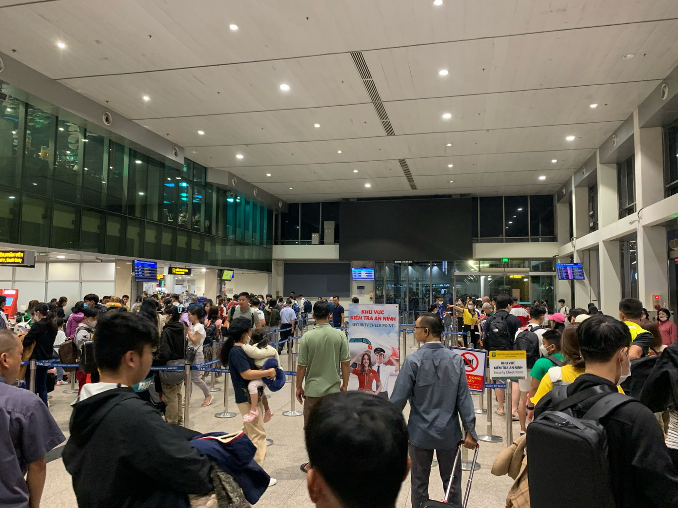 Nhiều người tranh thủ đến sớm để tránh trễ giờ và e ngại tình huống ùn ứ, phải chờ đợi lâu khi làm thủ tục. Ảnh: Cảng HKQT Tân Sơn Nhất cung cấp.