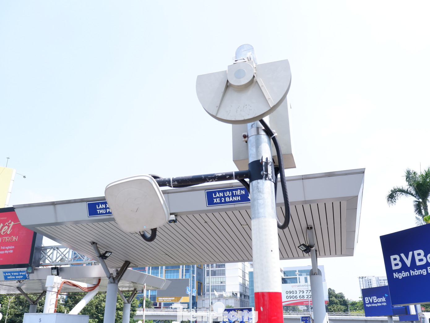 Trước đó, tại làn số 5 và làn số 6, ACV đã cho lắp đặt các trang thiết bị đọc RFID, camera nhận diện biển số xe và hệ thống phần mềm đáp ứng việc thu tiền dịch vụ tương tự như phương thức đang được triển khai tại các trạm thu phí cao tốc.