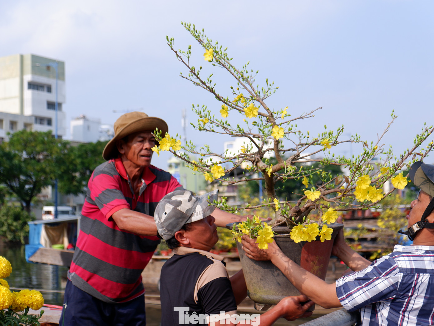 Nhiều năm qua, chợ hoa xuân "Trên bến dưới thuyền" là điểm đến tham quan, mua sắm hấp dẫn của người dân, du khách khi đến TPHCM mỗi dịp Tết đến, Xuân về. Ảnh: Hữu Huy Nhiều năm qua, chợ hoa xuân "Trên bến dưới thuyền" là điểm đến tham quan, mua sắm hấp dẫn của người dân, du khách khi đến TPHCM mỗi dịp Tết đến, Xuân về. Ảnh: Hữu Huy