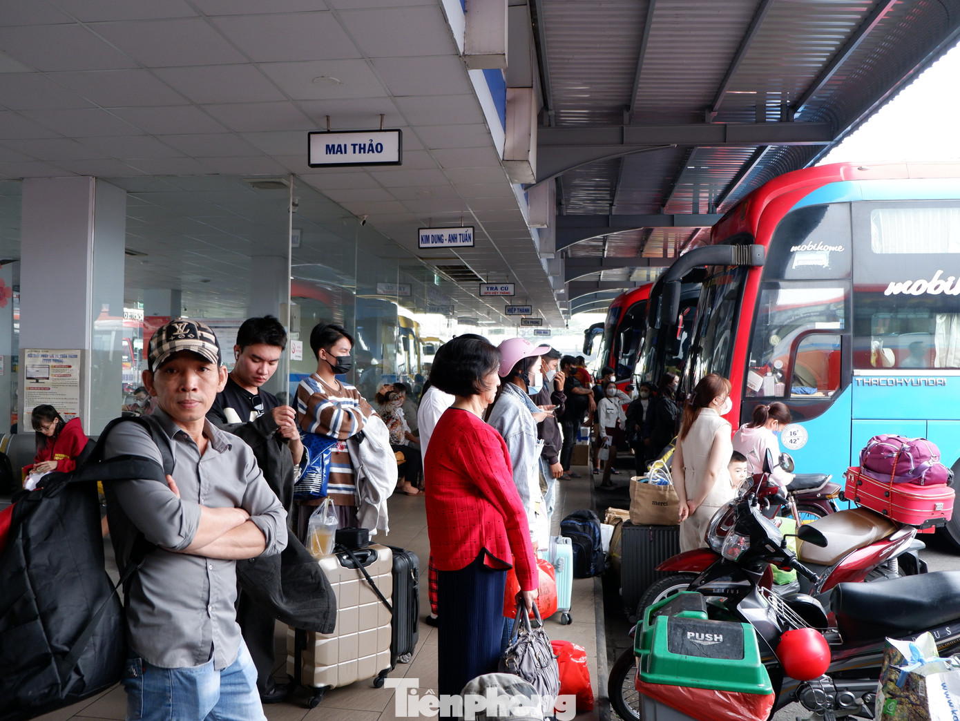Bến xe Miền Tây đông kín khách trong ngày 28 tháng Chạp.