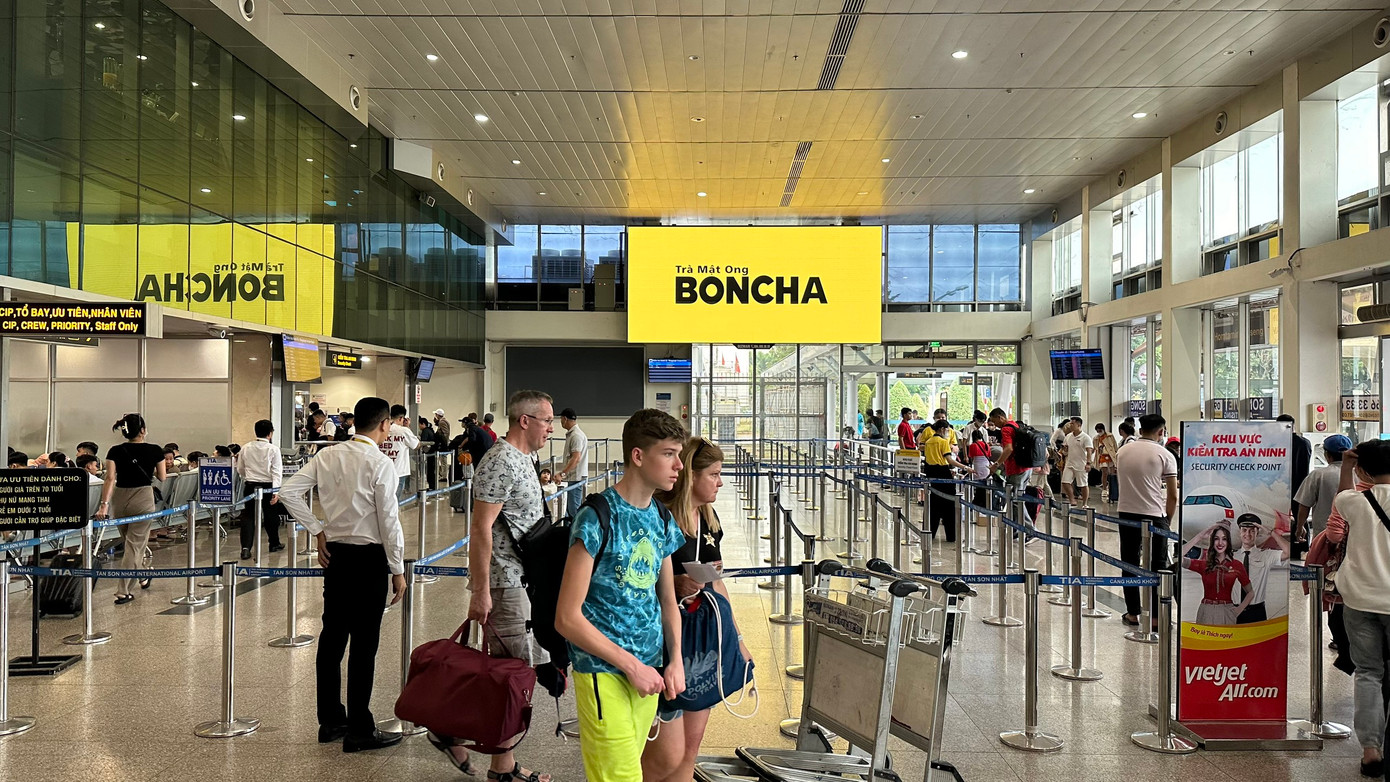 Bên ngoài khu vực kiểm tra an ninh tại ga quốc nội thông thoáng vào chiều 7/2 (28 tháng Chạp).