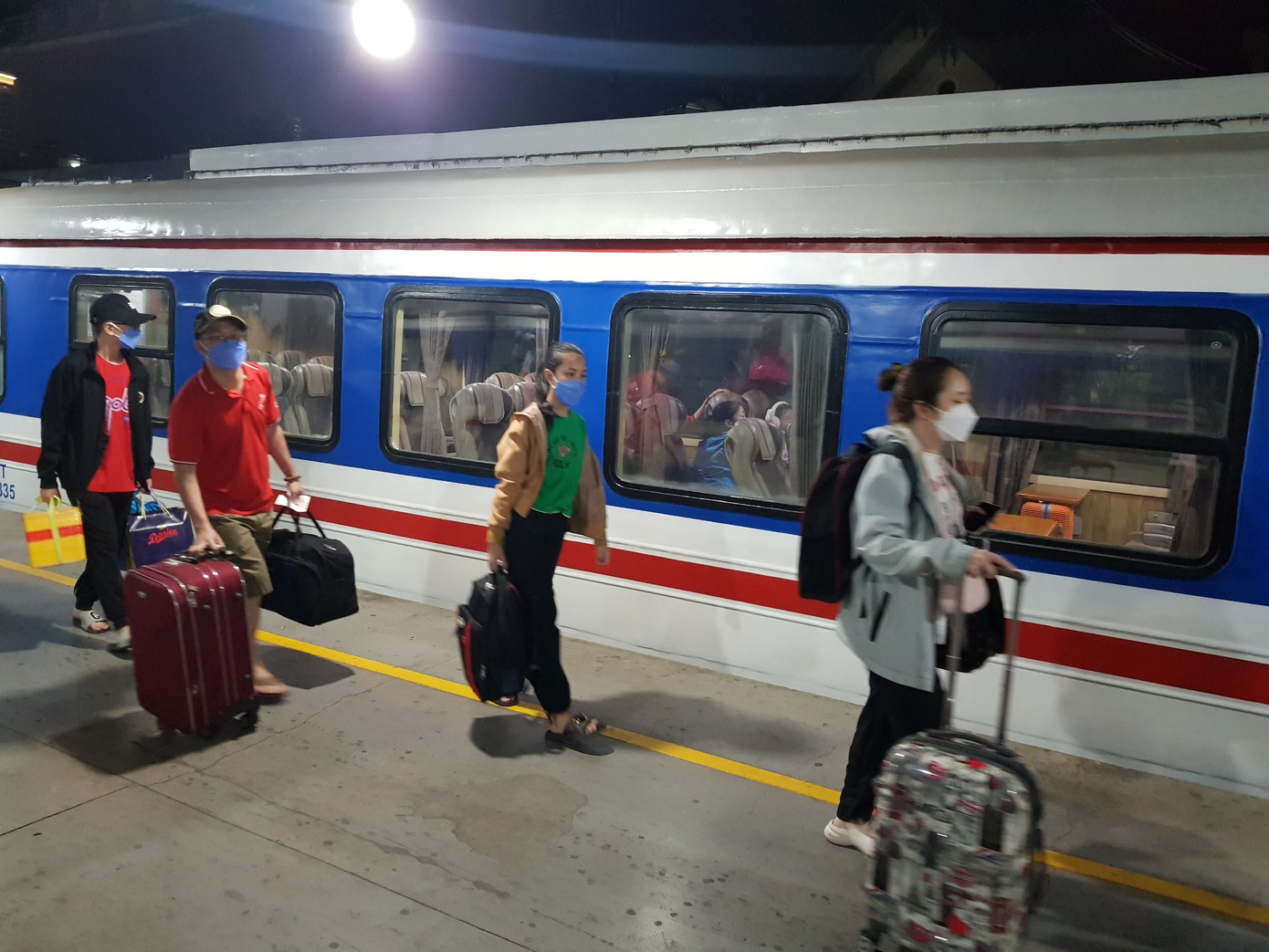 Đại diện Công ty CP Vận tải đường sắt Sài Gòn cho biết, trong các ngày cao điểm Tết từ 1/2 đến 5/2 (tức ngày 22 đến 26 tháng Chạp), ngành đường sắt tổ chức chạy 83 đoàn tàu khách xuất phát từ ga Sài Gòn về các tỉnh, thành miền Trung, miền Bắc để đưa bà con về quê sum họp cùng gia đình. Các đoàn tàu xuất phát tại ga Sài Gòn đạt tỉ lệ đúng giờ 100%.