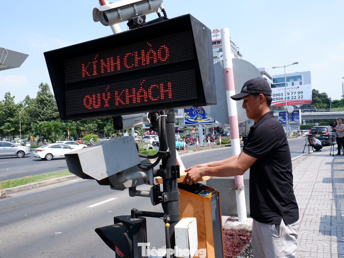 Trước đó, tại làn số 5 và làn số 6, ACV đã cho lắp đặt các trang thiết bị đọc RFID, camera nhận diện biển số xe và hệ thống phần mềm đáp ứng việc thu tiền dịch vụ tương tự như phương thức đang được triển khai tại các trạm thu phí cao tốc.