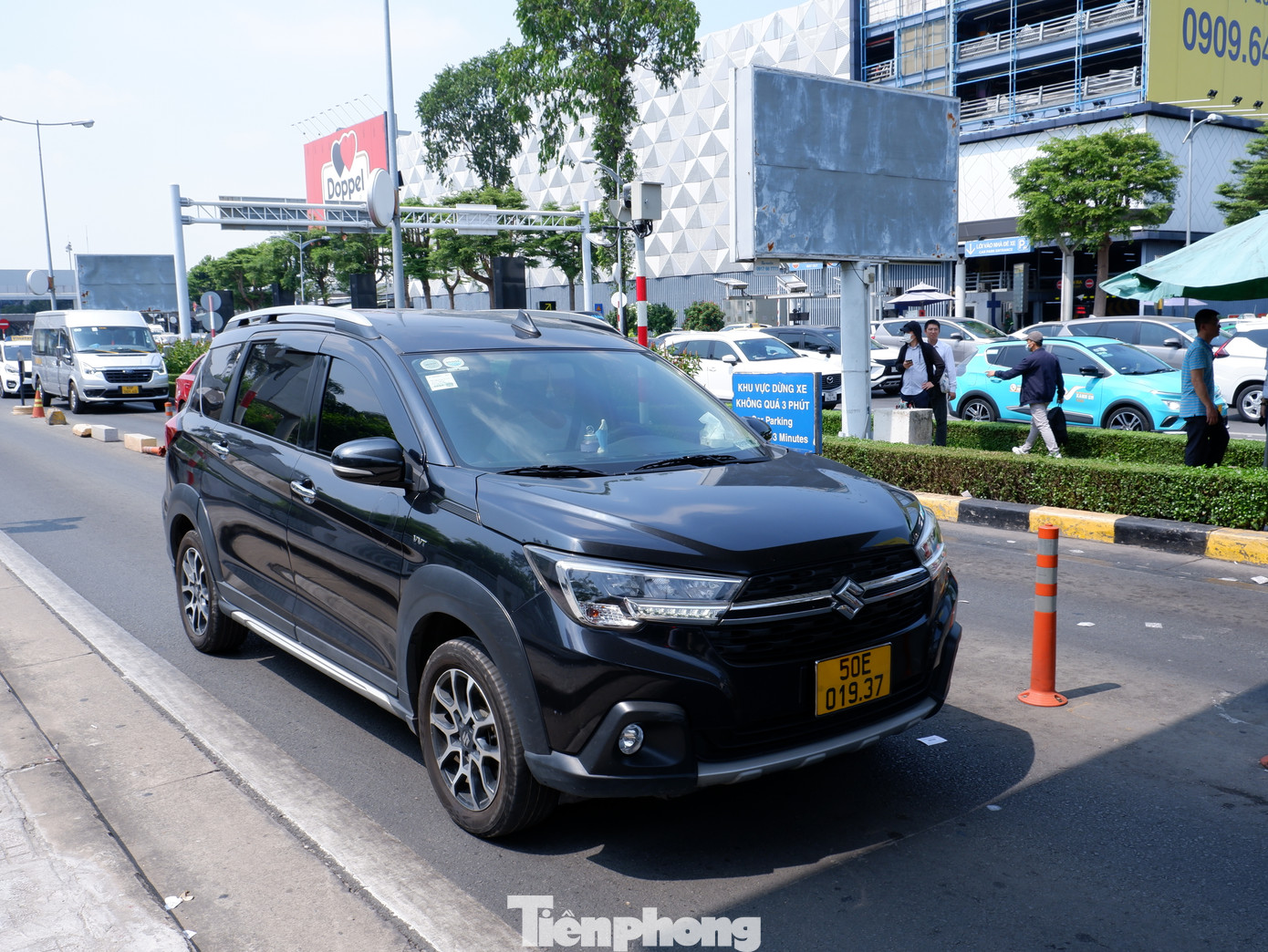 “Tất cả các phương tiện đã có tài khoản ví giao thông sử dụng trên các quốc lộ, cao tốc có thể thanh toán không dừng qua làn thu tiền dịch vụ của Cảng HKQT Tân Sơn Nhất mà không cần dán thêm thẻ hay phát sinh thủ tục”- ACV cho biết.