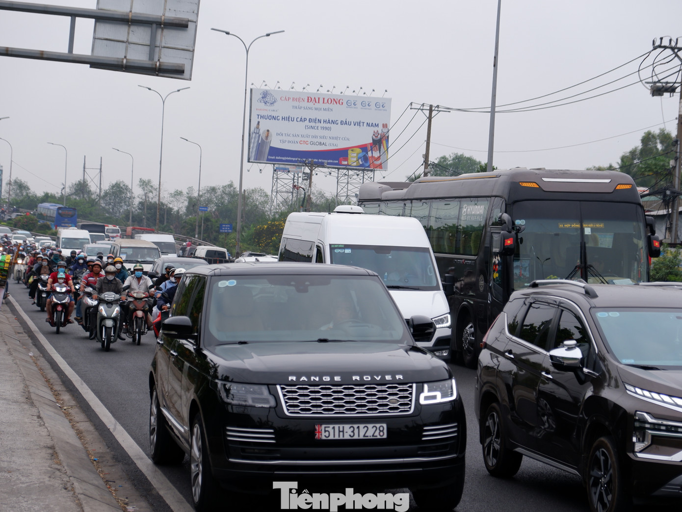 Theo ghi nhận của PV, ngày 5/2, trên tuyến quốc lộ 1 (hướng TPHCM đi các tỉnh, thành miền Tây Nam bộ) đông đúc phương tiện di chuyển.