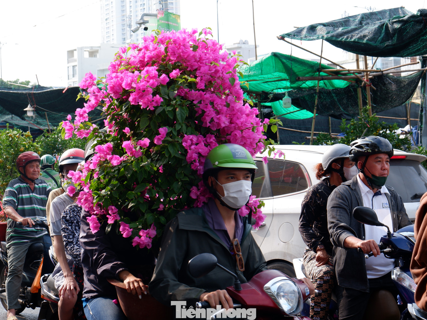 Khu vực đường Bến Bình Đông tấp nập người xe ngược xuôi vào chiều cuối năm.