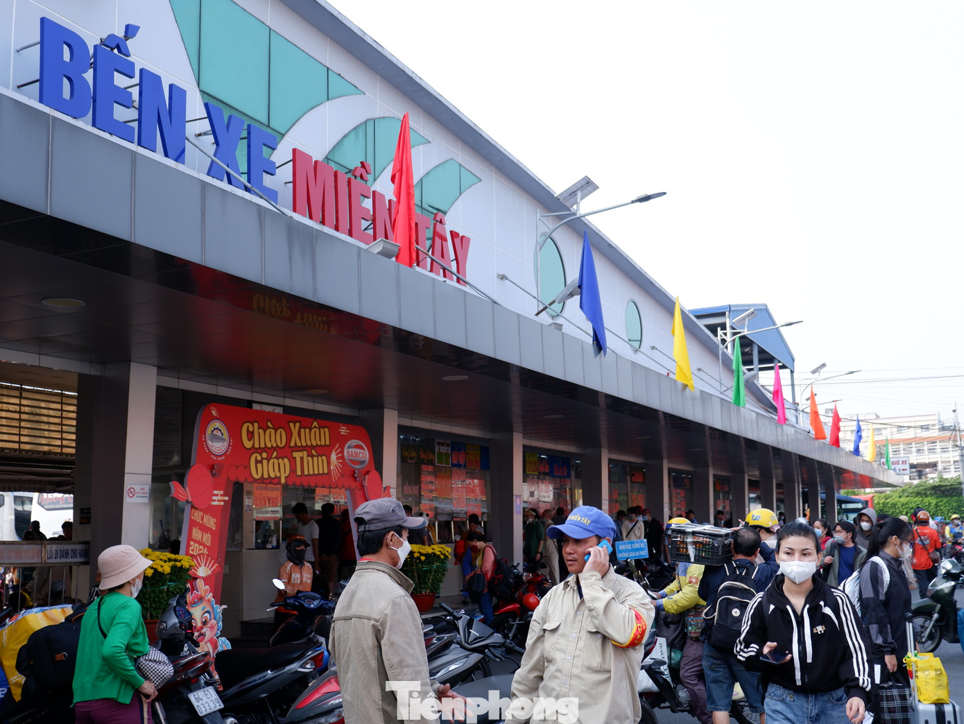 Ghi nhận vào sáng 7/2 (28 tháng Chạp), rất đông người dân đến bến xe Miền Tây (quận Bình Tân) để mua vé, lên xe về quê đón Tết.