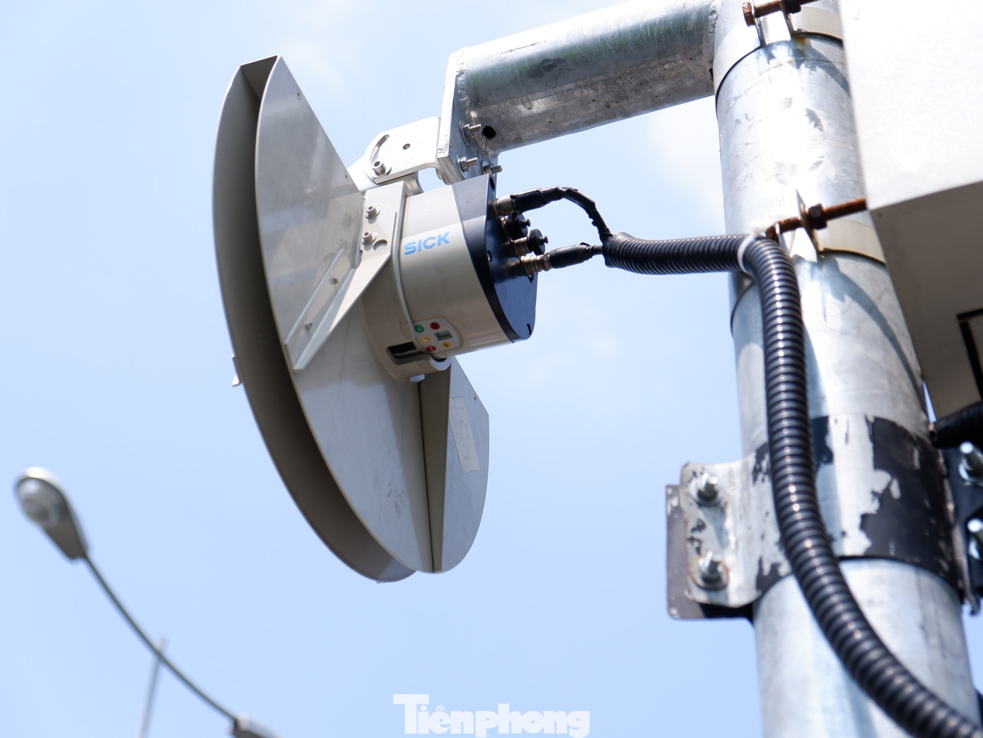 Trước đó, tại làn số 5 và làn số 6, ACV đã cho lắp đặt các trang thiết bị đọc RFID, camera nhận diện biển số xe và hệ thống phần mềm đáp ứng việc thu tiền dịch vụ tương tự như phương thức đang được triển khai tại các trạm thu phí cao tốc.