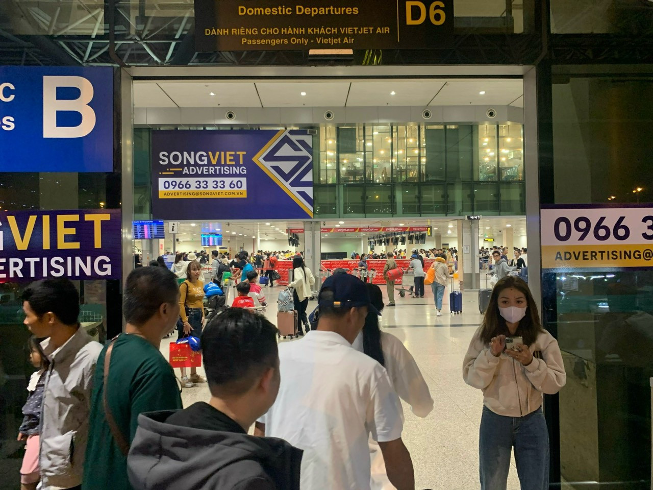 Ngoài ra, so với cao điểm ngày 28 Tết (gần 134.000 lượt hành khách), số lượng hành khách đi và đến tại Cảng HKQT Tân Sơn Nhất trong ngày 30 Tết được dự báo sẽ giảm gần 34.000 hành khách.