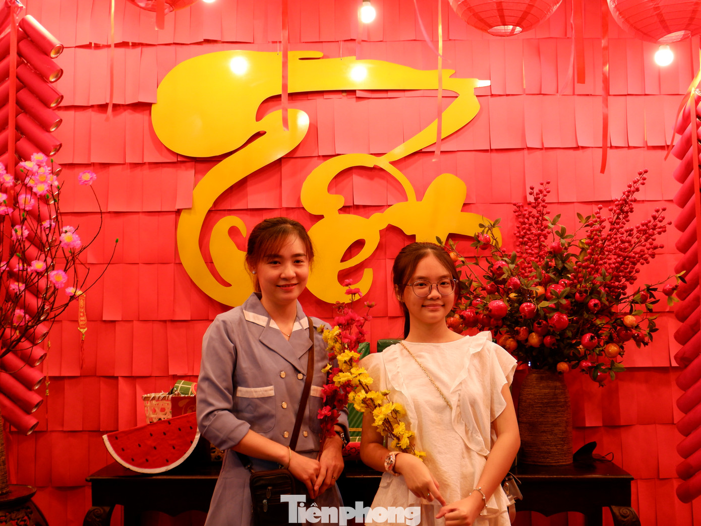 Những tiểu cảnh được trang trí bắt mắt trên đường Bến Bình Đông (quận 8) thu hút rất đông người dân đến chụp ảnh lưu niệm.