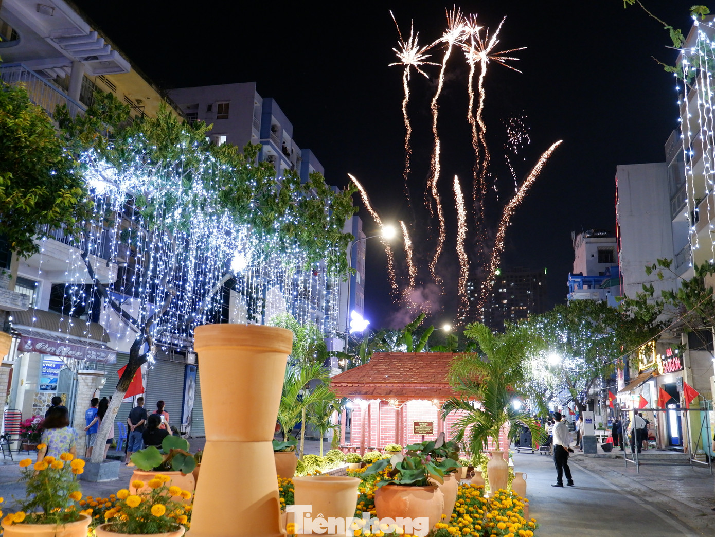 Con đường gốm đỏ với nhiều tiểu cảnh gần gũi, mang đậm nét quê hương Nam bộ.