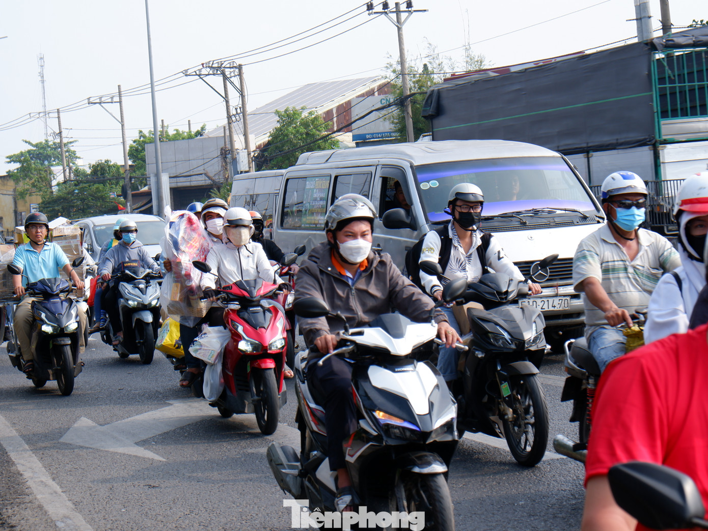 Người dân lỉnh kỉnh đồ đạc, hành lý di chuyển trên xe máy về quê đón Tết.