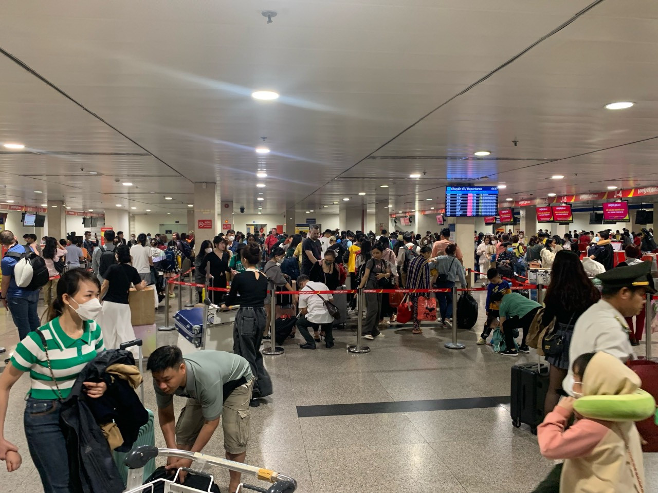 Trong ngày cuối của năm Quý Mão, Cảng HKQT Tân Sơn Nhất dự kiến khai thác 655 chuyến bay với hơn 100.000 hành khách, giảm gần 22.000 lượt hành khách so với ngày trước đó. (Hình ảnh ghi nhận tại khu vực làm thủ tục checkin tại sảnh B - ga quốc nội lúc 5h sáng)