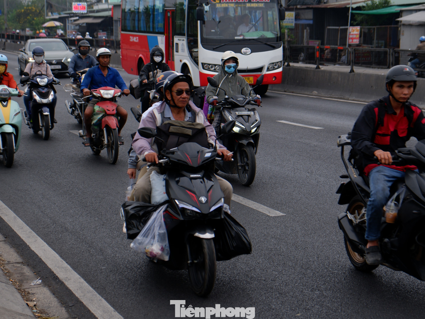 Người dân lỉnh kỉnh hành lý về quê đón Tết bên gia đình.