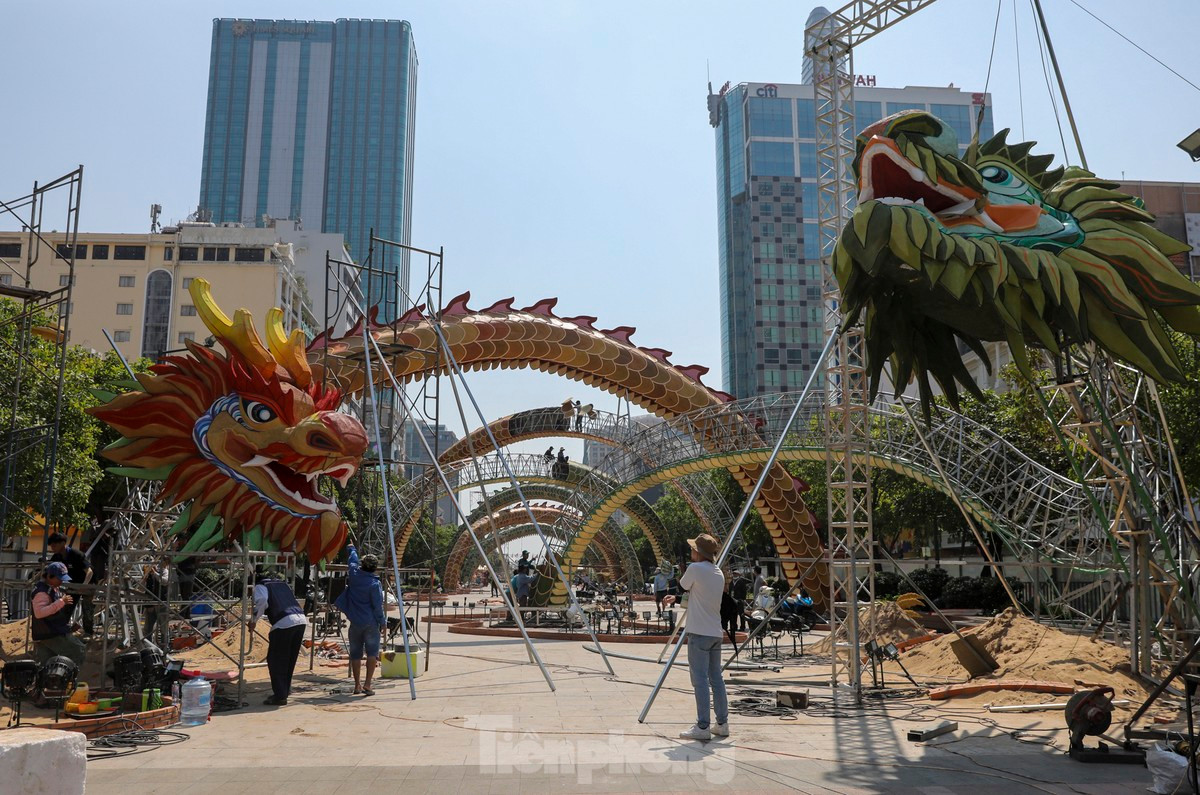 Nghệ nhân, người lao động thi công tại công trường Đường hoa Nguyễn Huệ Tết Giáp Thìn năm 2024. Ảnh: Duy Anh