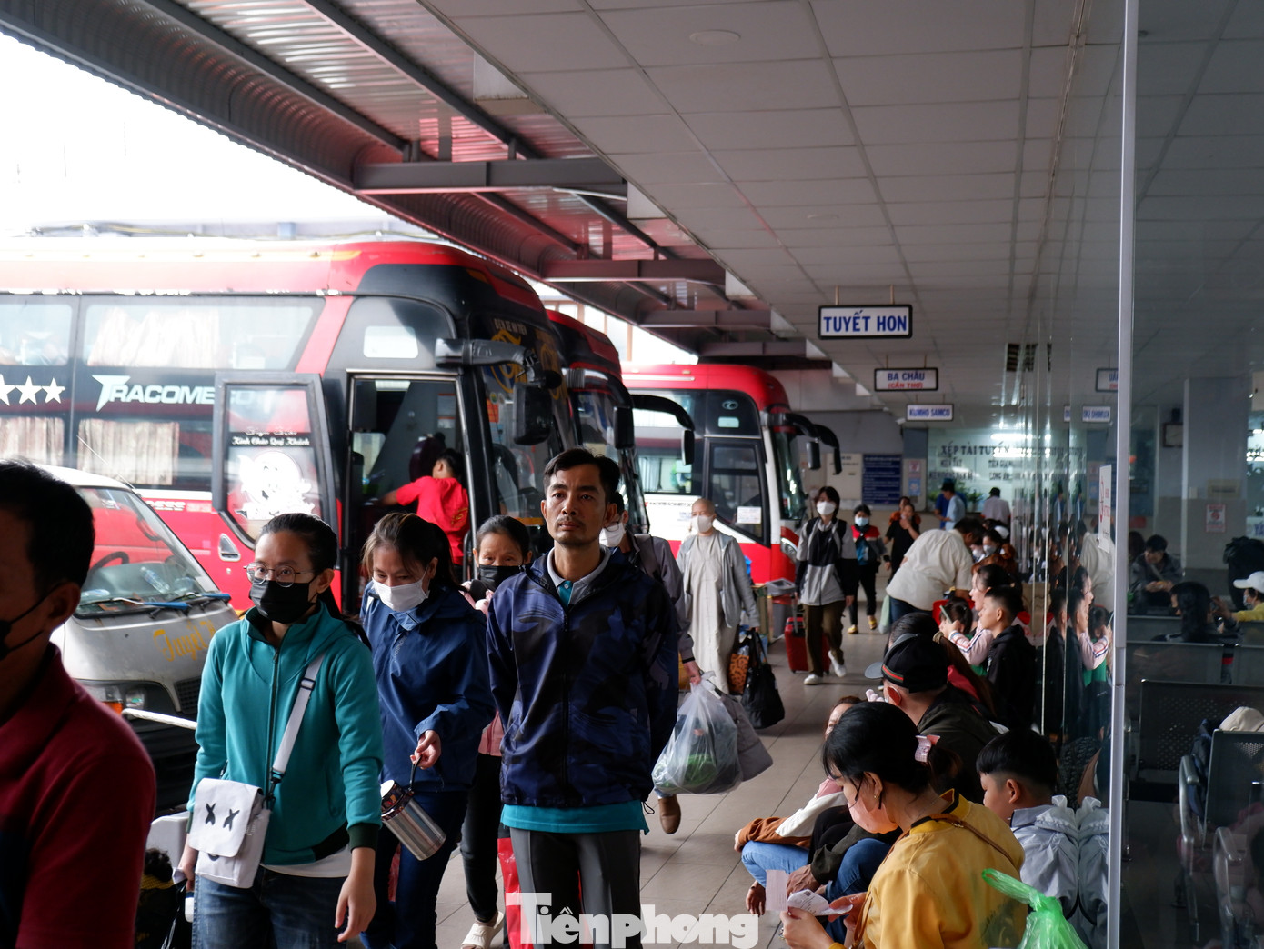 Bến xe Miền Tây đông kín khách trong ngày 28 tháng Chạp.