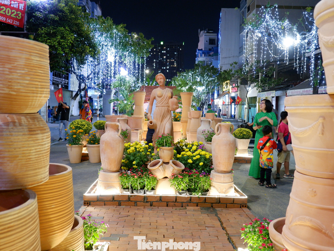 Con đường nghệ thuật Gốm Đỏ được trưng bày tại khu vực đường Nguyễn Văn Của (quận 8).