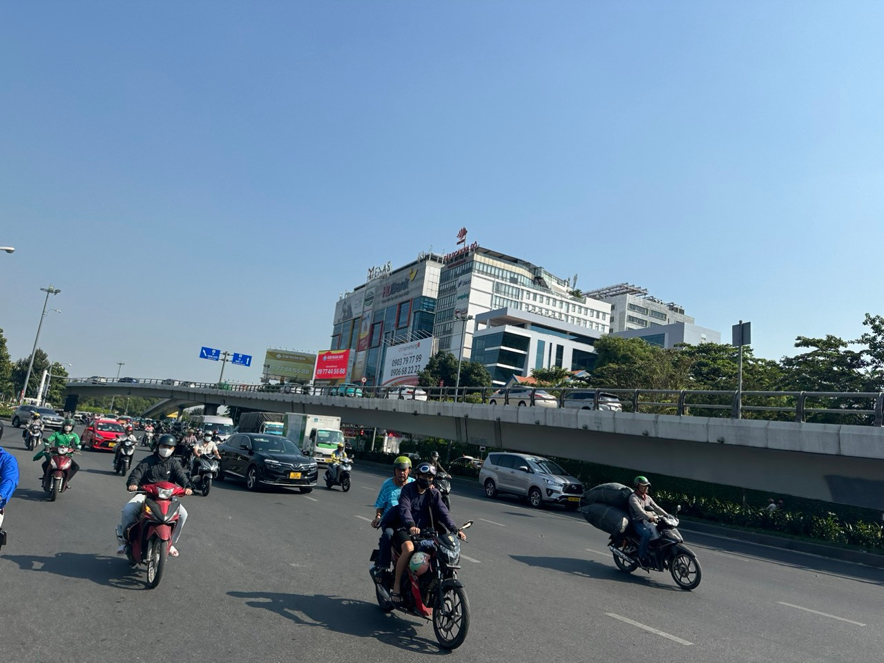 Đến đầu giờ chiều 3/2, khu vực cửa ngõ sân bay Tân Sơn Nhất khá thông thoáng.