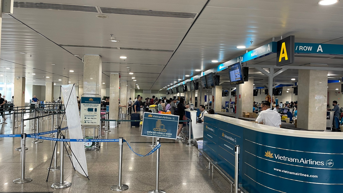 Cảnh thông thoáng tại một số quầy thủ tục của các hãng bay ở ga quốc nội vào chiều 28 tháng Chạp.