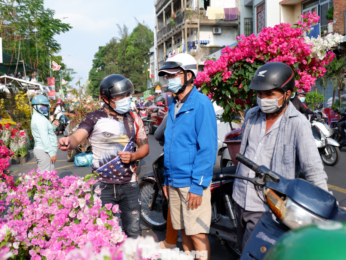 Một tiểu thương cho biết, chiều 29 tháng Chạp là thời gian cao điểm mua bán hoa Tết, dù chưa giảm giá hay xả hàng, nhưng việc kinh doanh diễn ra khá thuận lợi.