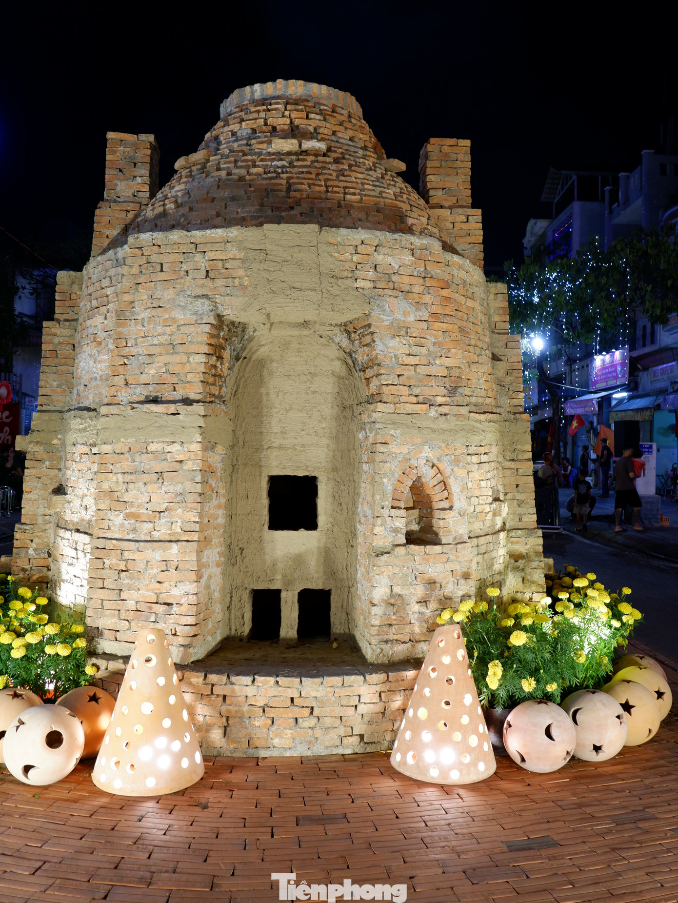 Mô hình lò nung với xung quanh là các sản phẩm nghệ thuật gốm đỏ.